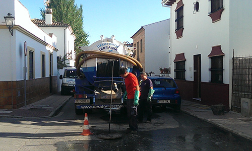 Operación de limpieza y desatasco de tuberías